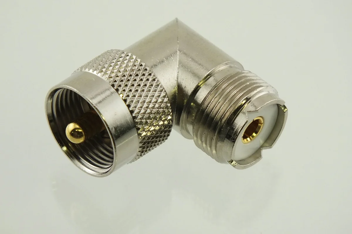 Adaptateur Coaxial Mâle vers F Femelle Coudé 90°